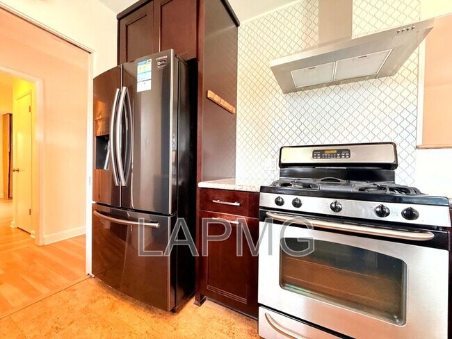 Building Photo - 16457 Gledhill St