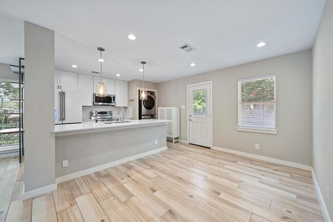 Building Photo - 6707 Columbia Dr