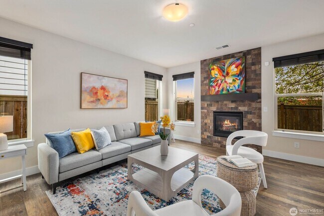 Building Photo - Modern Lynnwood Home with Flexible Bonus Space and Fenced Backyard