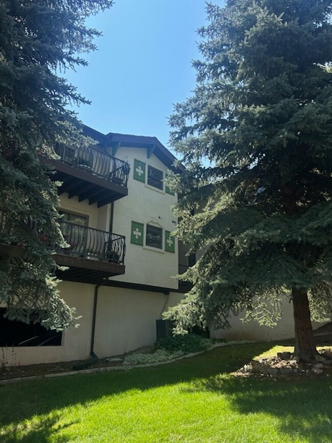 Building Photo - 3 Bedroom / 2 Bath Near Park City