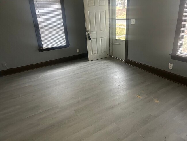 Building Photo - 2 Bedroom House