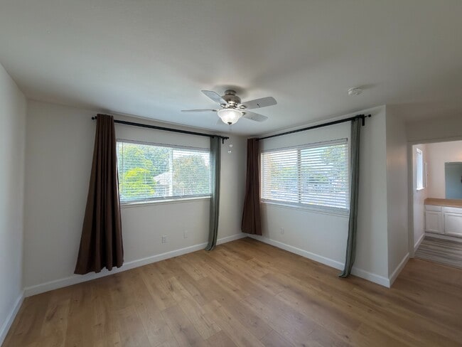 Building Photo - Prime Santa Clara Location | Bright 3BR/2.5BA End-Unit | 2 Primary Suites | Central Heat & AC