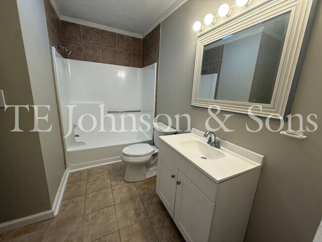 Building Photo - Cozy 3 Bedroom Home with Modern Touches in...