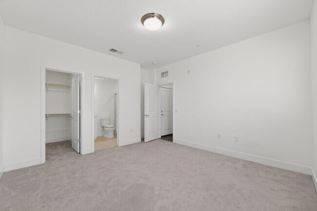 Building Photo - 392 Line St