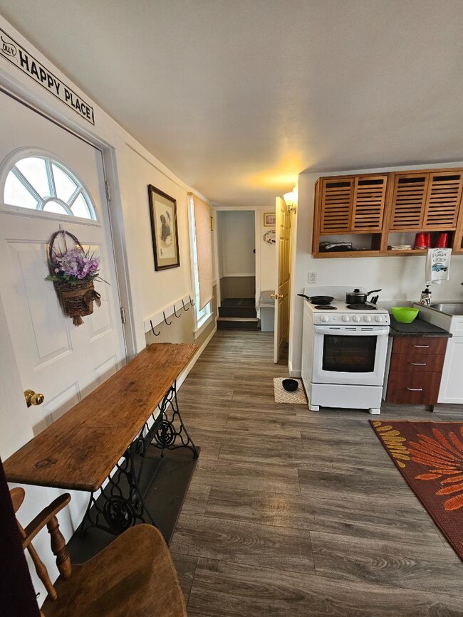 Building Photo - 3 Laurel St