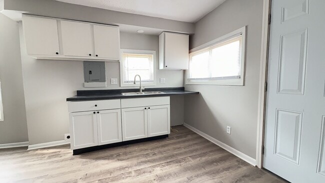 Building Photo - Beautiful Muncie Property!