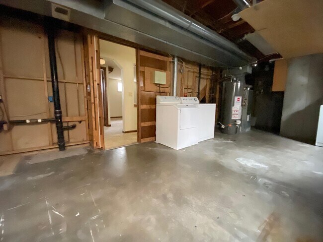 Building Photo - 10860 Utica Ct