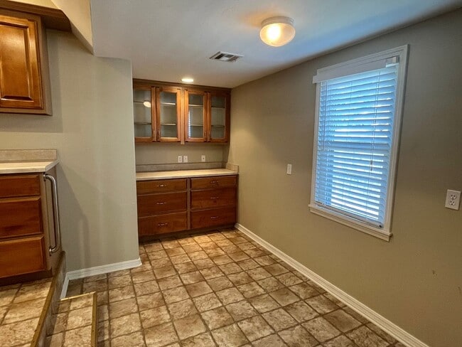 Building Photo - Charming 3 Bed 1.5 Bath!