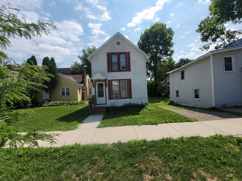 Primary Photo - 239 Chippewa St