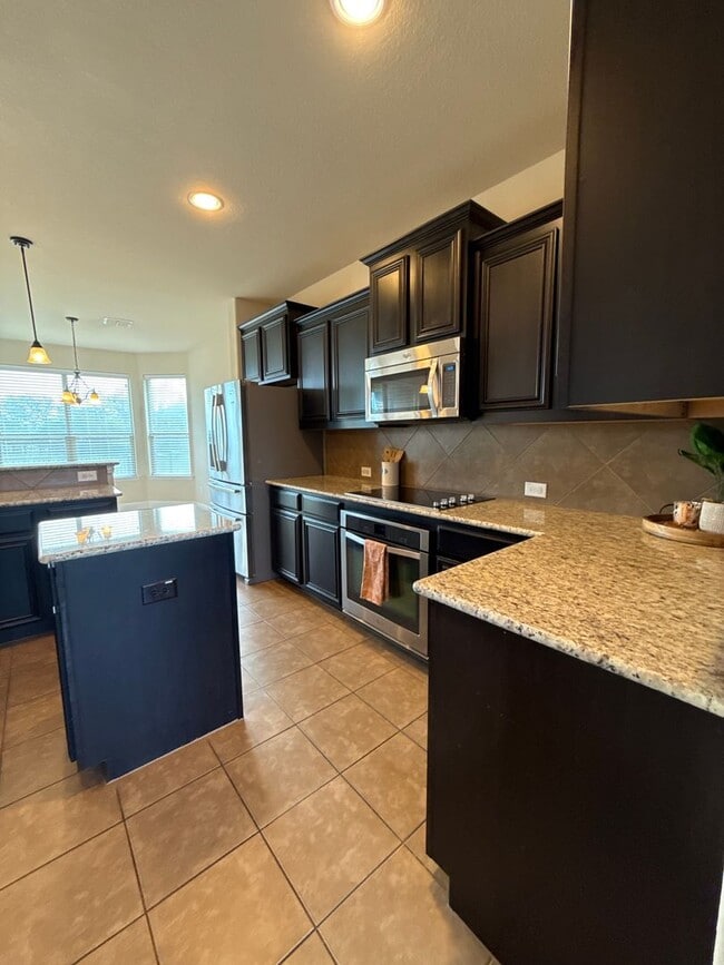 Building Photo - 5/4/3  Home with Game room in WALKING DISTANCE TO THE MARINA