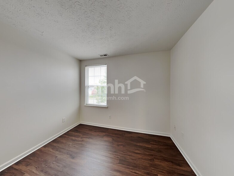 Building Photo - 6154 N Woodhaven Dr