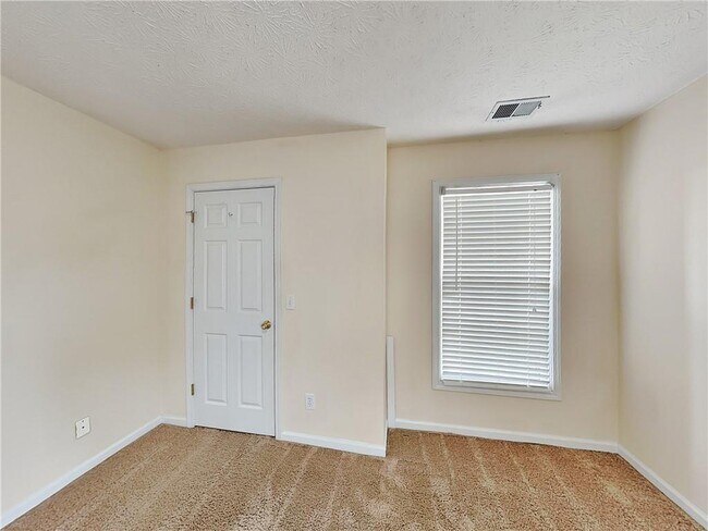 Building Photo - 17 Derby Way NE