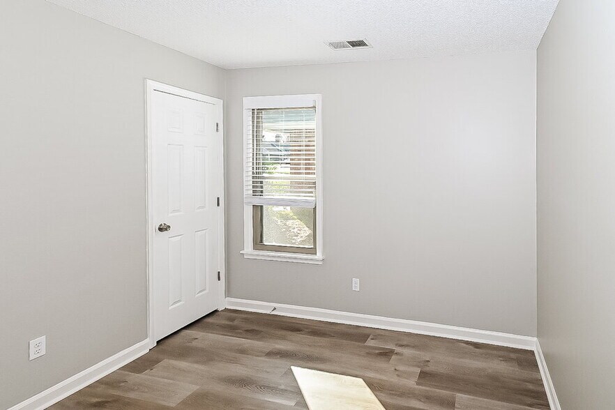 Building Photo - 9898 Sequoia Ln