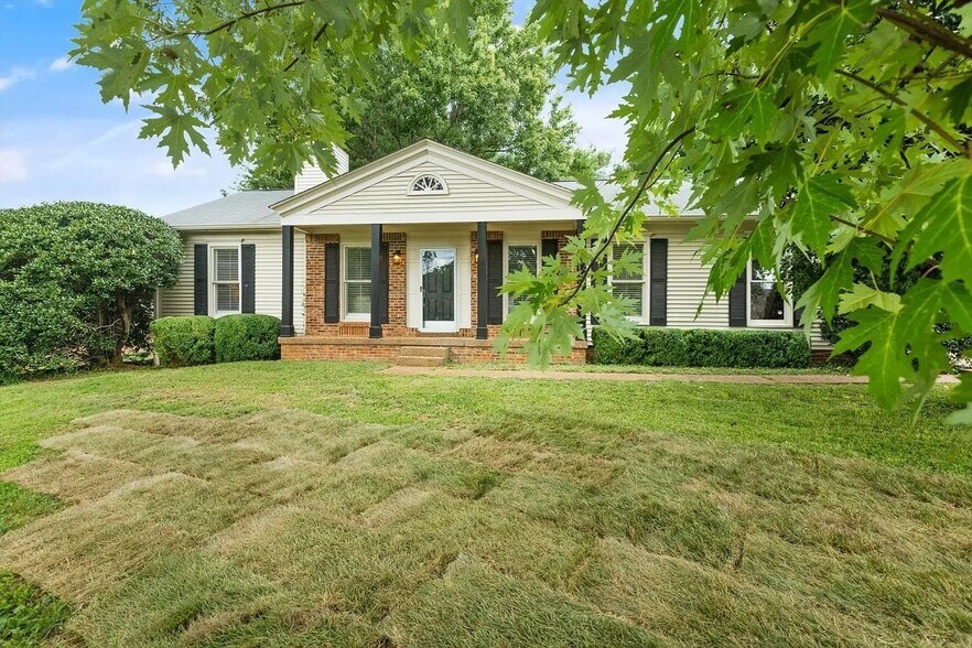 Building Photo - 723 Riverview Dr