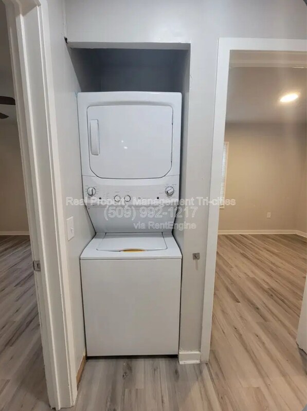 Building Photo - 402 Barth Ave