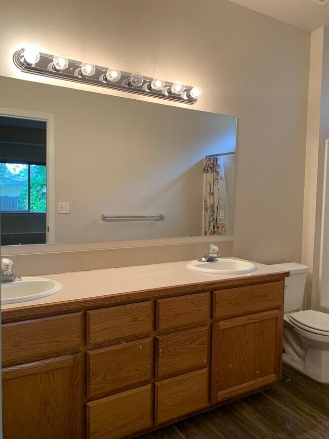 Building Photo - Great 3 bed 2 bath home in downtown Eagle.