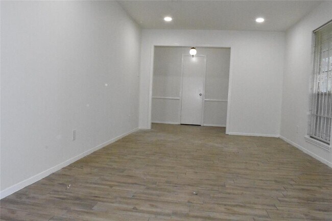 Building Photo - 10427 Huntington Wood Dr