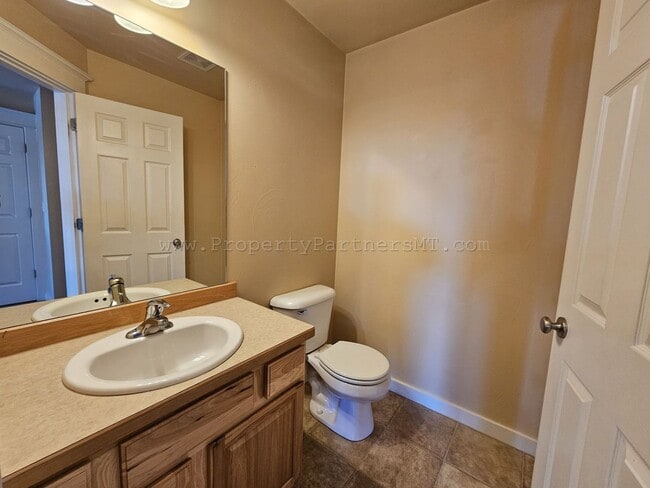 Building Photo - Very Nice - 3 Bed 2.5 Bath Townhouse