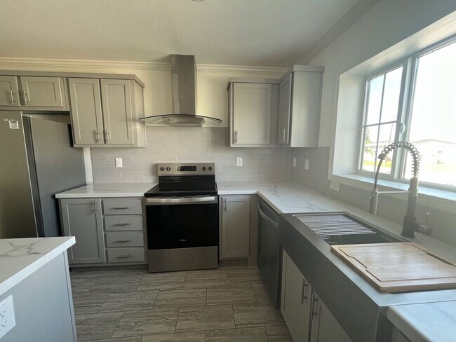 Building Photo - 18 Eland Dr