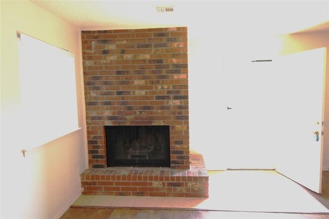 Building Photo - 112 NE 12th St