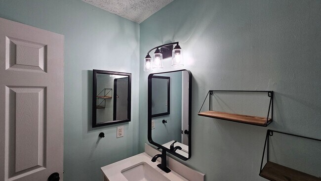 Building Photo - DON'T MISS THIS STUNNER!  3 Bedroom End Unit Townhome in Quiet Location!