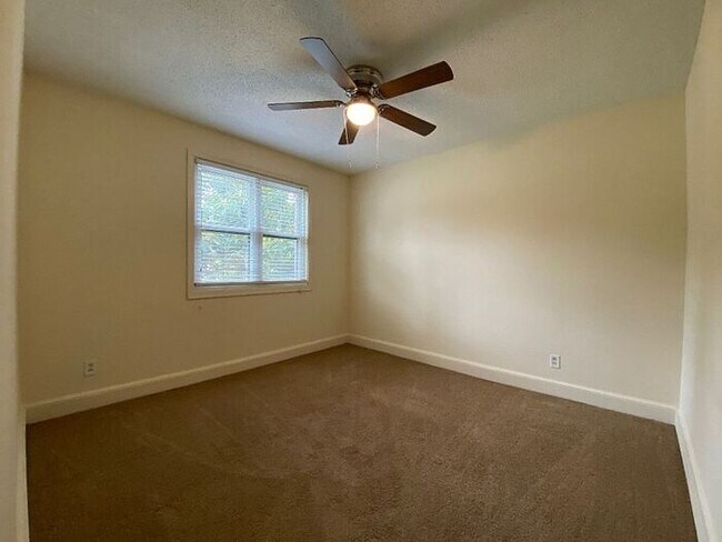 Building Photo - Hampton Hills - 2 Bedrooms, 1 Bathrooms Cl...