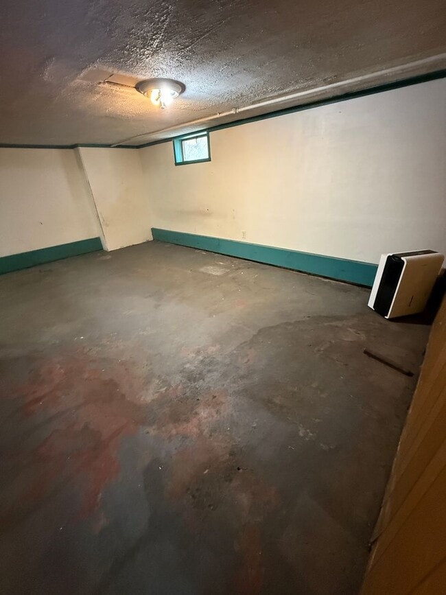 Building Photo - 3B / 1B home with over 1200 square feet!