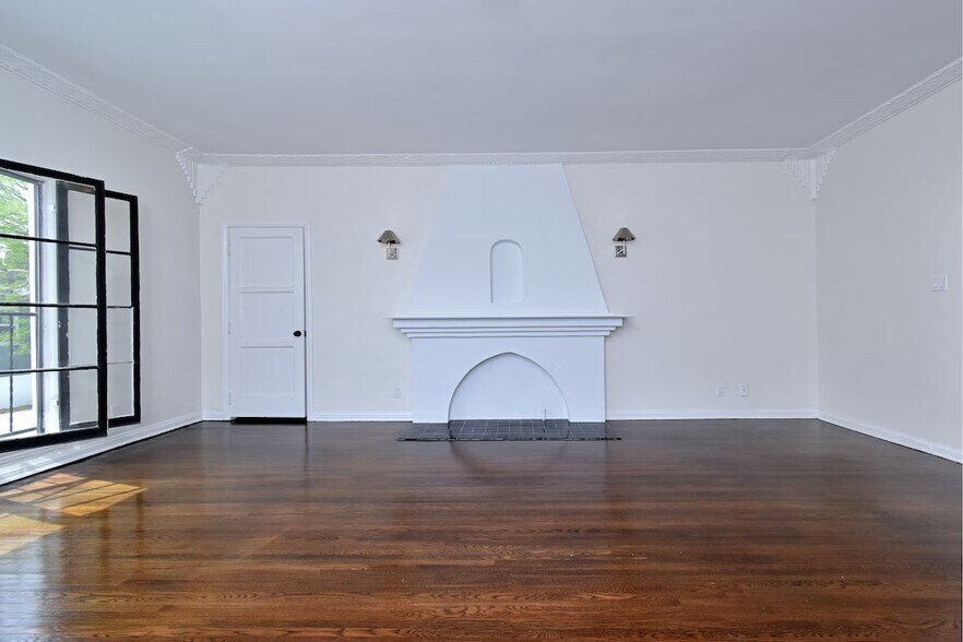 Building Photo - 724 S Genesee Ave