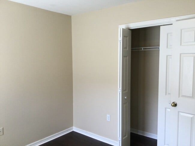 Building Photo - 2408 Groveway Dr