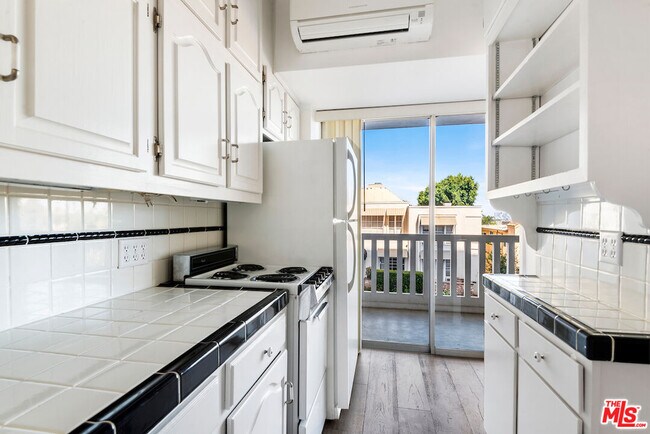 Building Photo - 999 N Doheny Dr