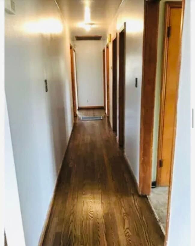 Building Photo - Fenced yard!