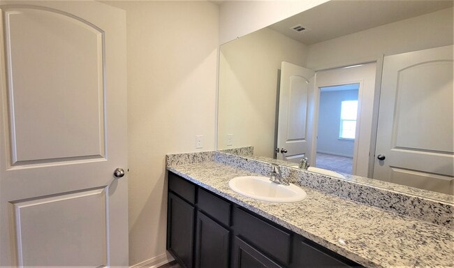 Building Photo - Lovely 2-story 4 bedroom/2.5 bath home in cul-de-sac: easy commute to Ft. Sam Houston, BAMC, and ...