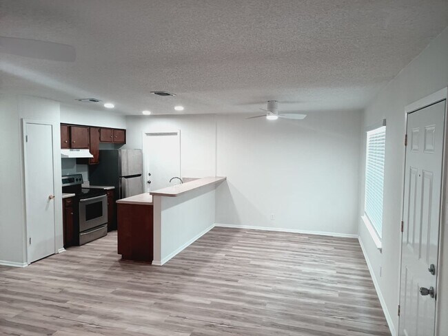 Building Photo - Well-Maintained Home with Modern Features in Prime Live Oak Location