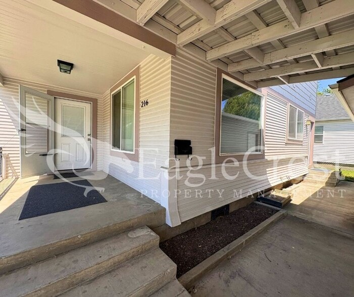 Building Photo - Spacious 3-Bedroom, 2-Bath Home on a Corner Lot-Students Encouraged To Apply