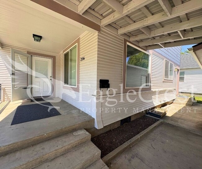 Building Photo - Spacious 3-Bedroom, 2-Bath Home on a Corner Lot-Students Encouraged To Apply