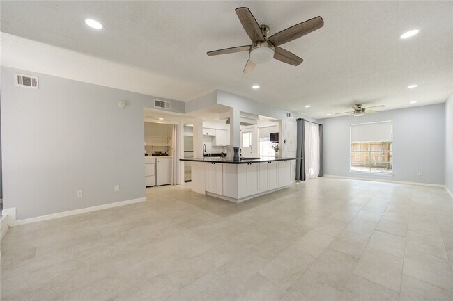 Building Photo - 7965 Kendalia Dr