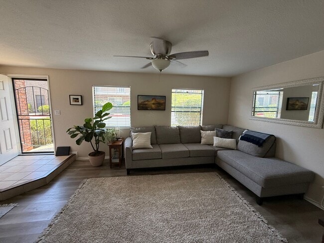 Building Photo - Spacious Two-Story 3 Bedroom, 1.5 Bath Tow...