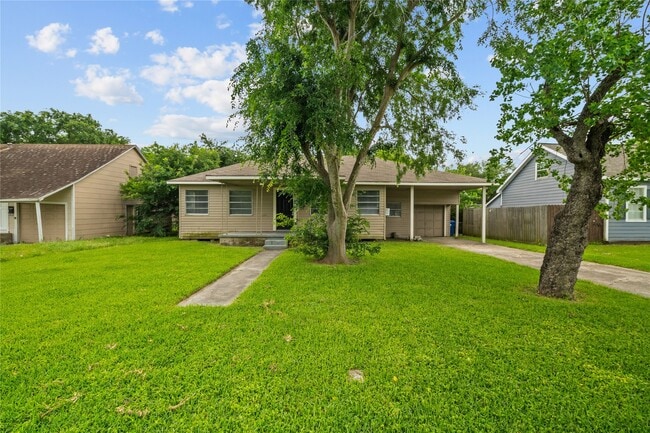 Building Photo - 623 18th Ave N