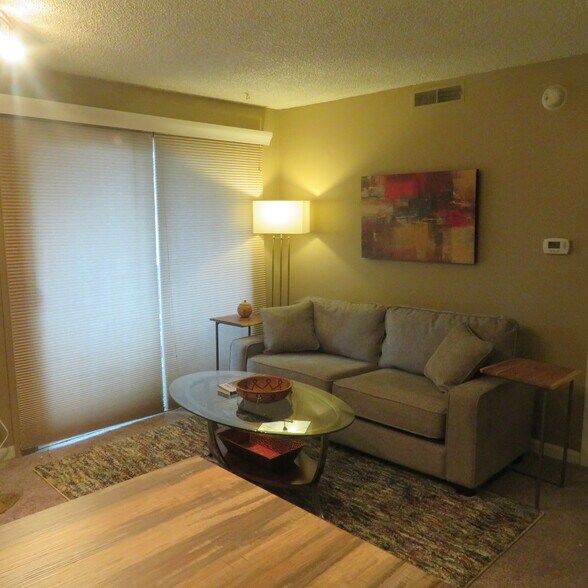 Building Photo - 9715 Independence Dr