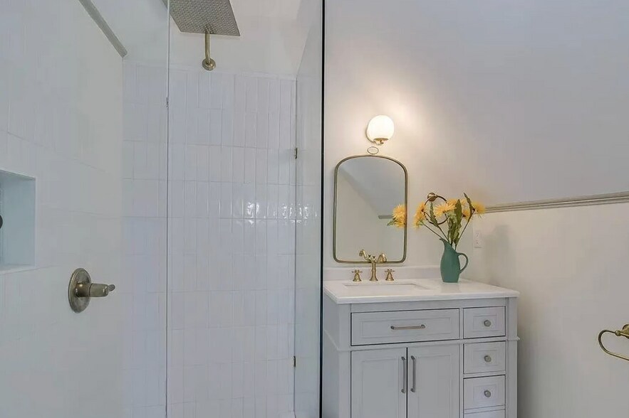 Upstairs ensuite - 94 Bristlecone Ln