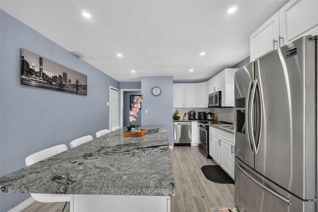 Building Photo - 8114 N Edison Ave