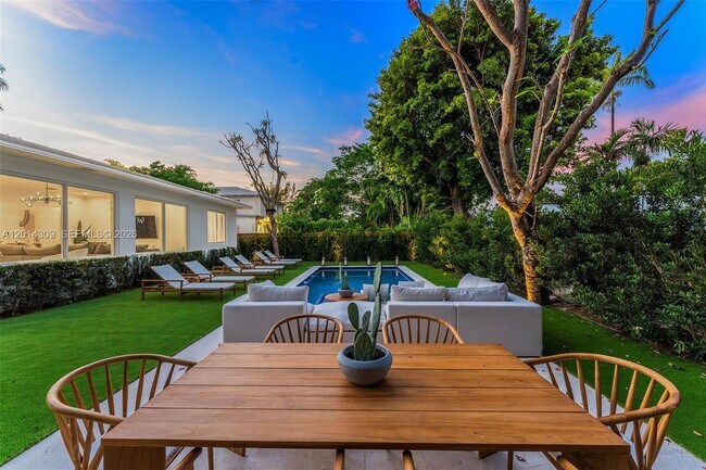 Building Photo - 6145 La Gorce Dr