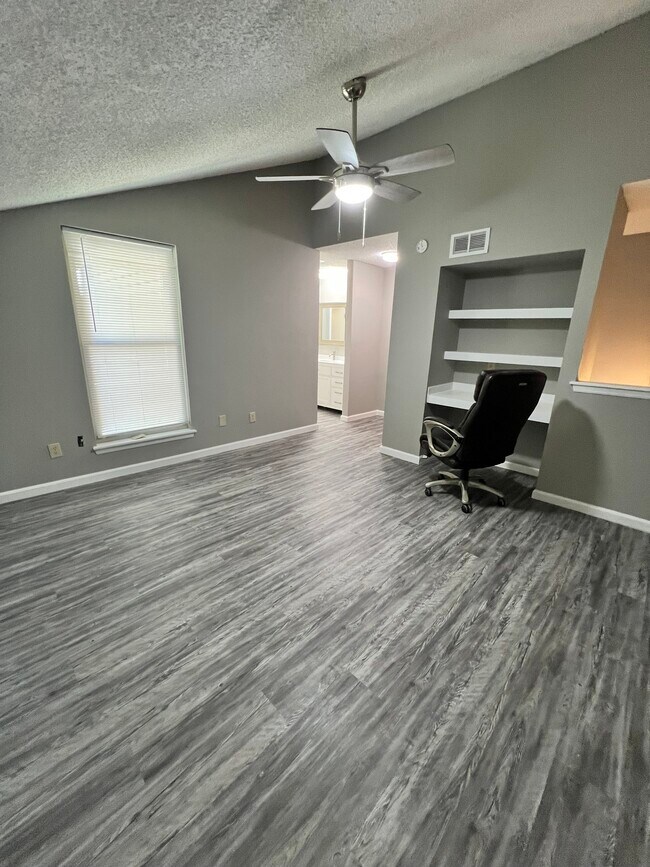 Building Photo - 813 Red Bird Ln