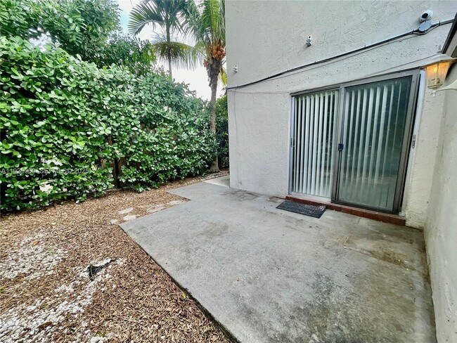 Building Photo - 2161 NE 42nd St