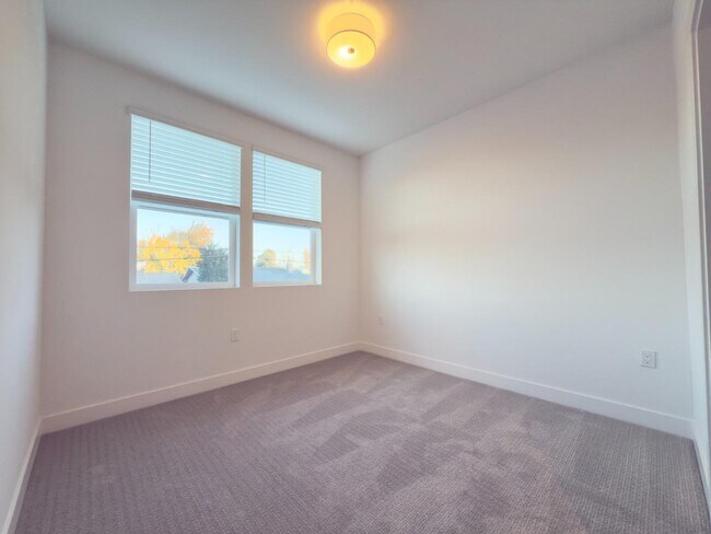 Building Photo - 1303 Besra Ter