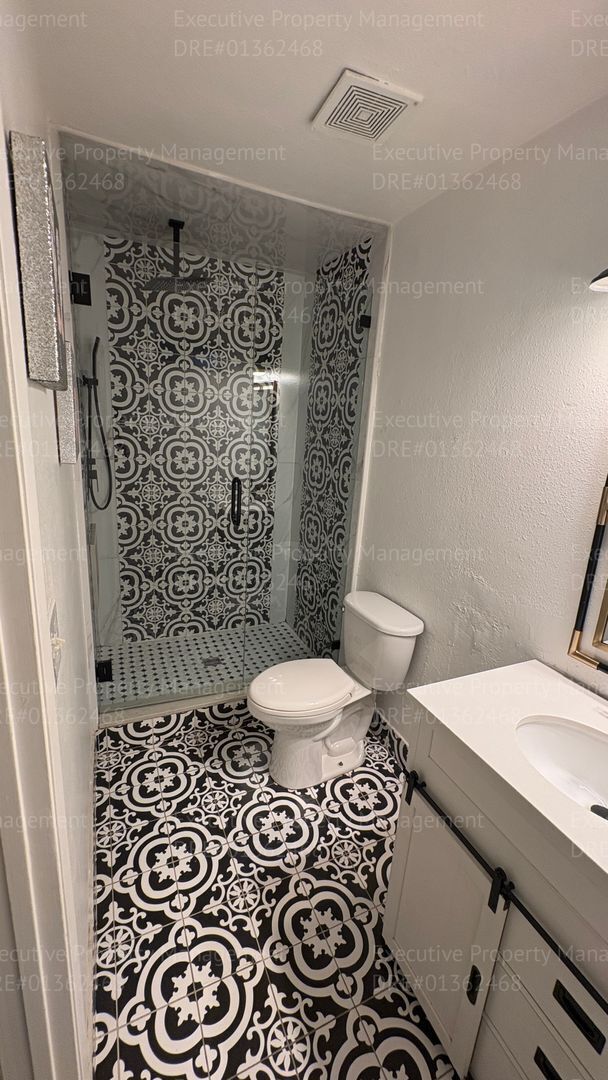 Building Photo - 3 bedroom 2 bathroom home with pool and near shopping centers.