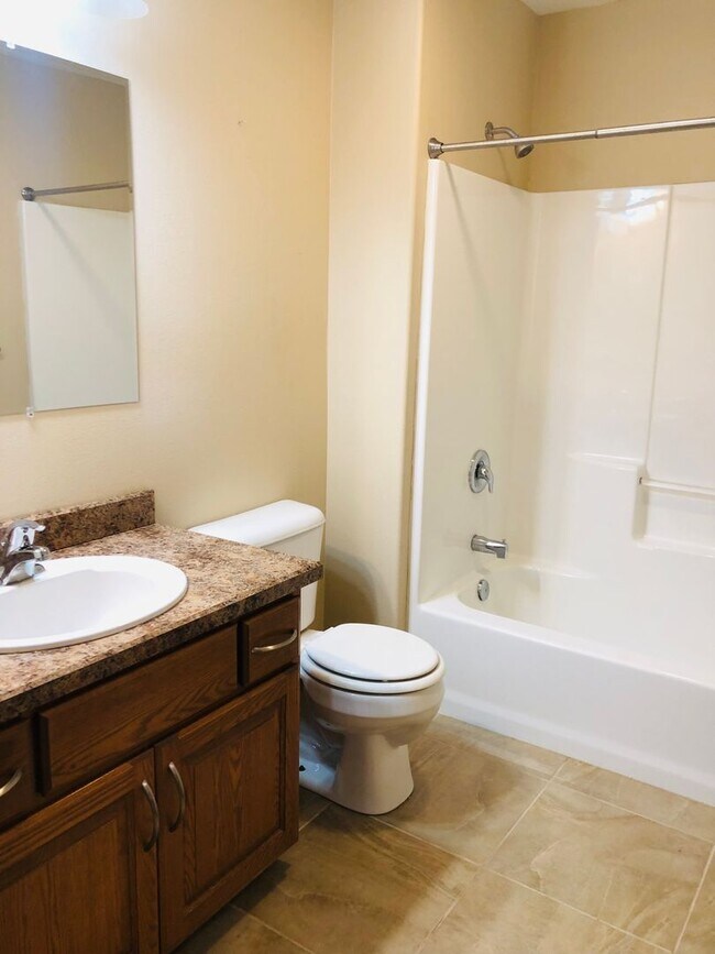 Building Photo - 21 &amp; 23 Hanfield Court