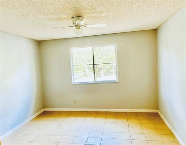 Building Photo - 9955 Westview Dr