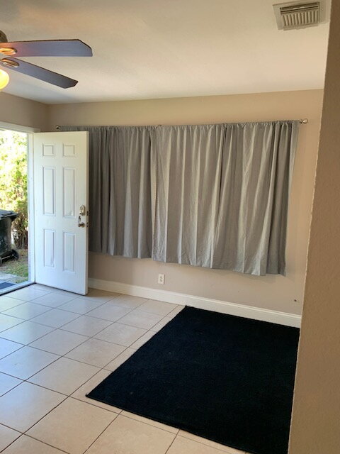Building Photo - St Petersburg, Two beds/1 bath, laundry  and Yard.
