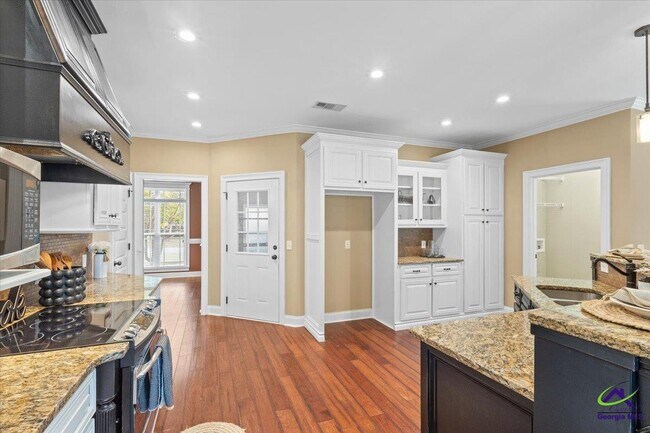 Building Photo - 300 Cheshire Dr